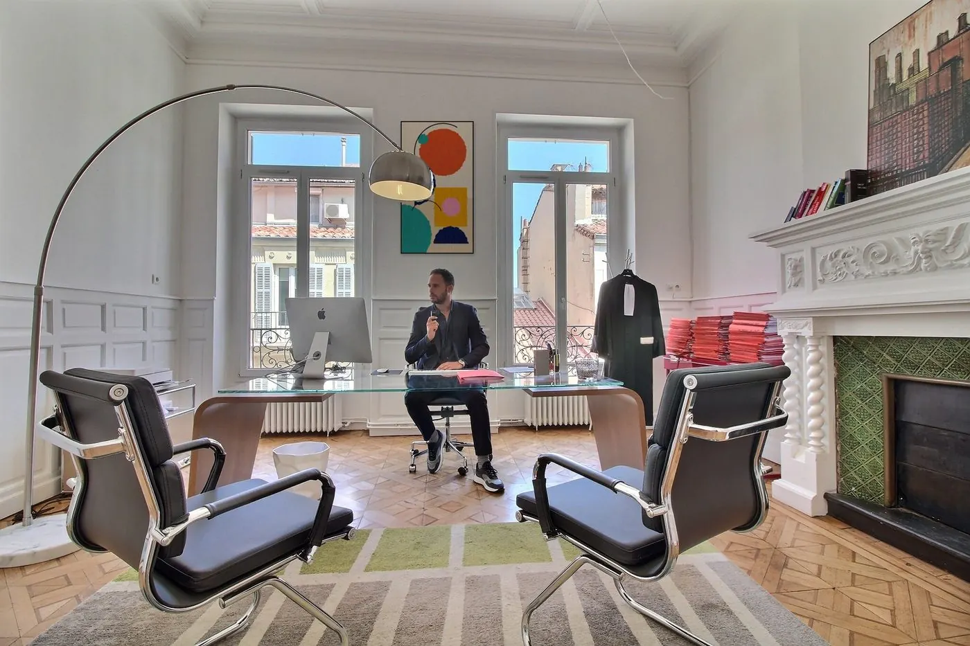 Maître Benjamin Doukhan à son bureau, au cabinet du 37 rue Montgrand à Marseille